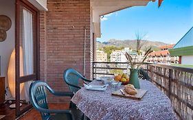 Central Beach Apartment With Free Parking And Pool